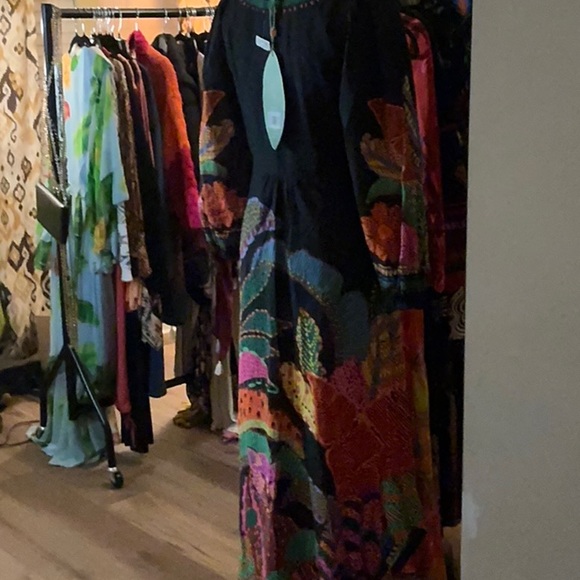 FARM Rio Vibrant Long Sleeve Dress w small call out. N - Picture 3 of 5